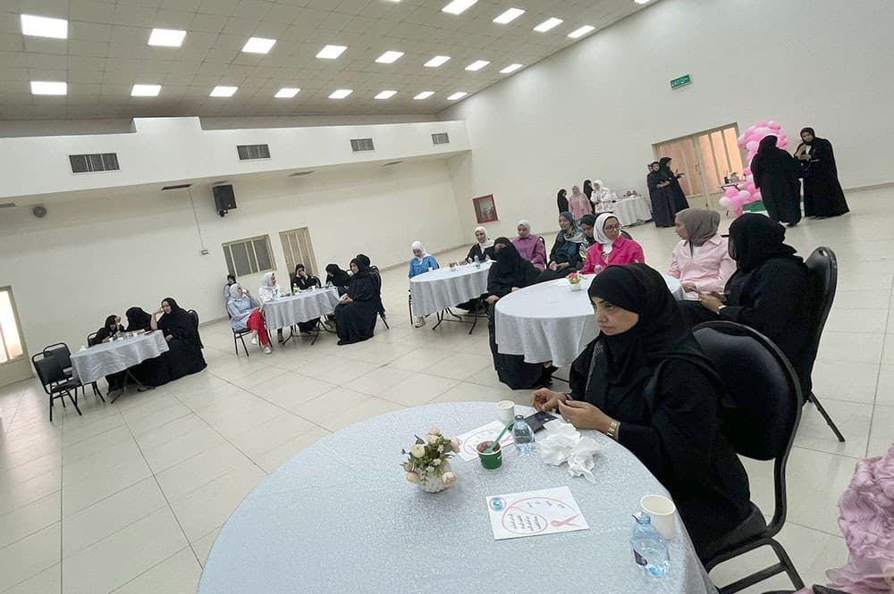 يقدم مستشفى السلام للمعلمات ورشة عمل حول الفحص الذاتي للثدي