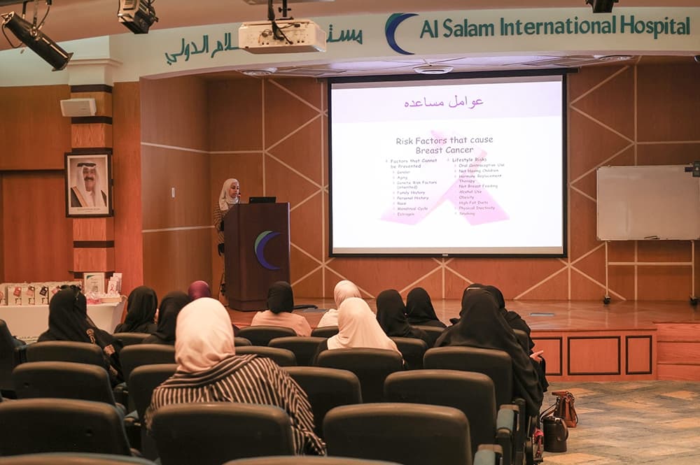 تنظيم فعالية صحية عن سرطان الثدي لنادي المتقاعدات في مستشفى السلام الدولي