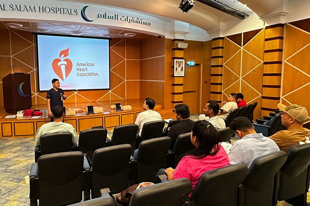 دورة إنعاش قلبي رئوي لمعلمي وإداريي المدرسة الأمريكية ثنائية اللغة